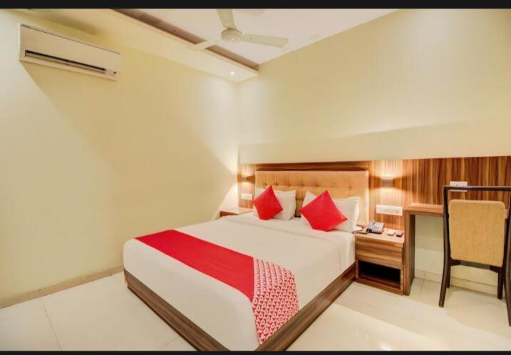 Hotel Emerald Near T2 International Airport Mumbai Exterior photo