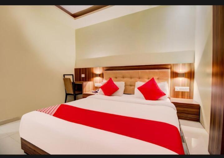 Hotel Emerald Near T2 International Airport Mumbai Exterior photo