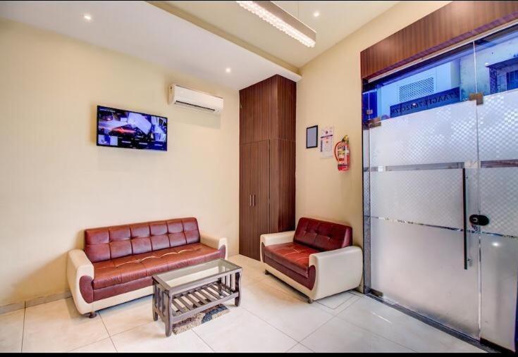 Hotel Emerald Near T2 International Airport Mumbai Exterior photo