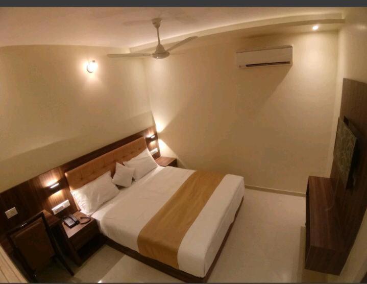 Hotel Emerald Near T2 International Airport Mumbai Exterior photo